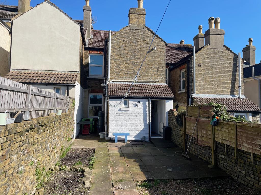 Lot: 45 - BAY-FRONTED HOUSE FOR INVESTMENT - Rear of property